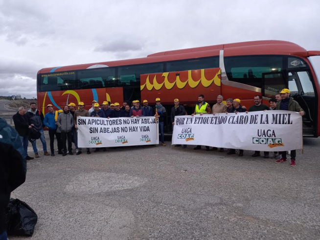 Delegación de apicultores de Uaga-Coag que participaron en la manifestación del 9 de marzo.