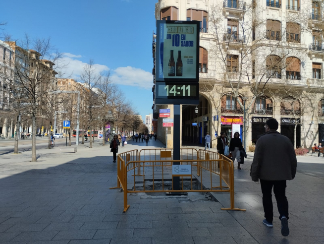 El nuevo termómetro-reloj que se ha instalado en el paseo de la Independencia de Zaragoza.
