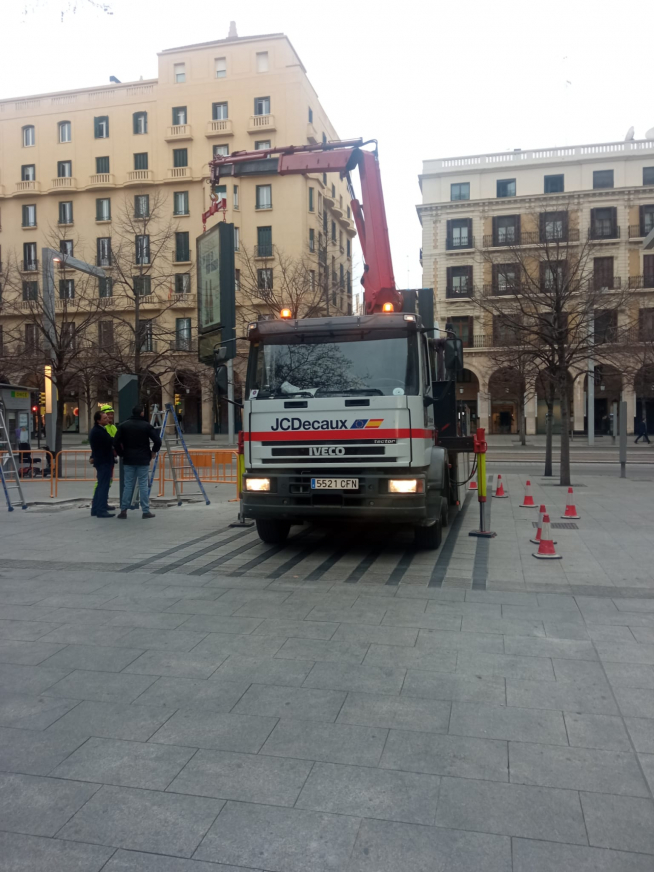 Instalación de uno de los nuevos termómetros-reloj situado en el paseo de la Independencia de Zaragoza.
