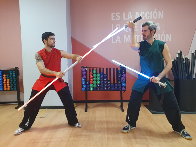 Carlos Giménez y Xavi Yagüés, en la clase de combate con sables de luz, en Zaragoza
