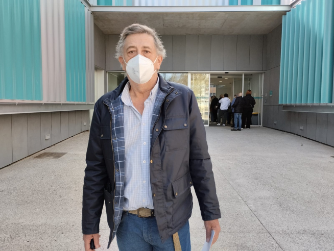 Juan José Conti, va las puertas del nuevo centro de salud del barrio Jesús, en Zaragoza.