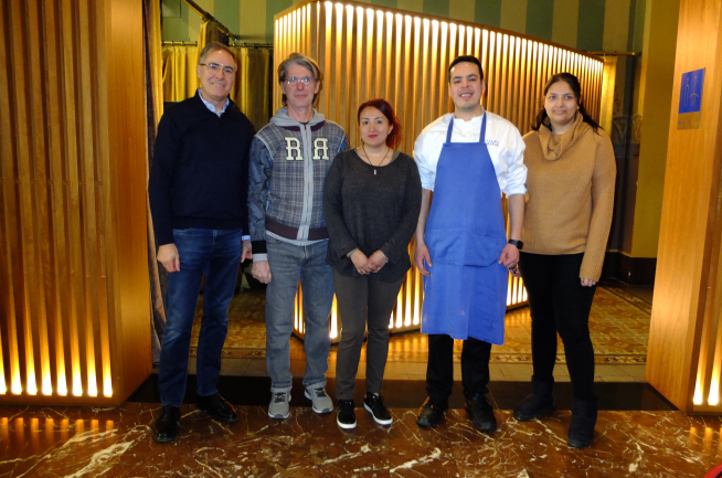 Noemí Oliver, Karla Carpio y Yevgen Shapovalov, junto a Carmelo Bosque y Gabriel, uno de los cocineros de Lillas Pastia.