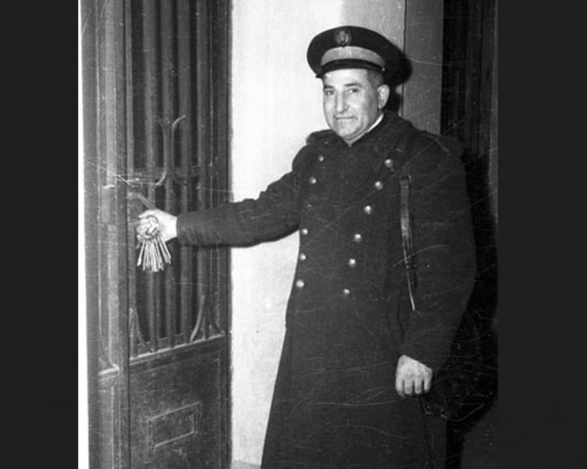 Uno de los últimos serenos de Zaragoza, en una foto de 1961.