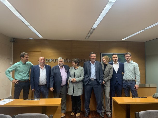 Los promotores del proyecto y las autoridades, durante la presentación hoy en la Diputación de Huesca.