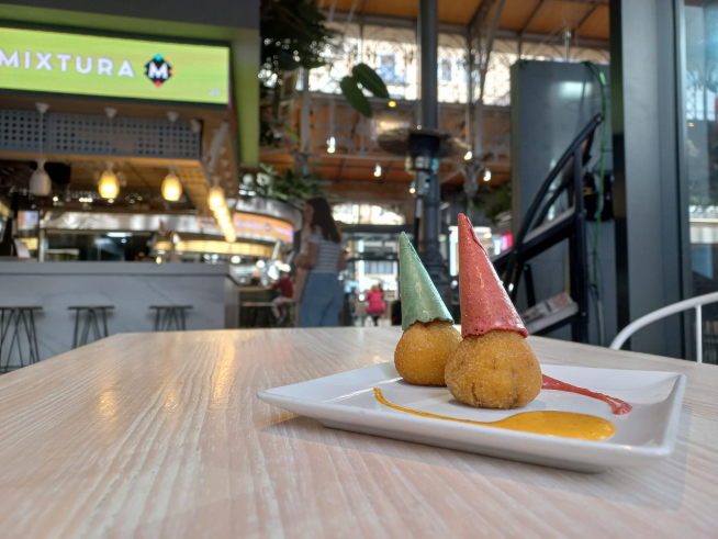Las croquetas con capirote de Rombo, en el Mercado Central de Zaragoza.