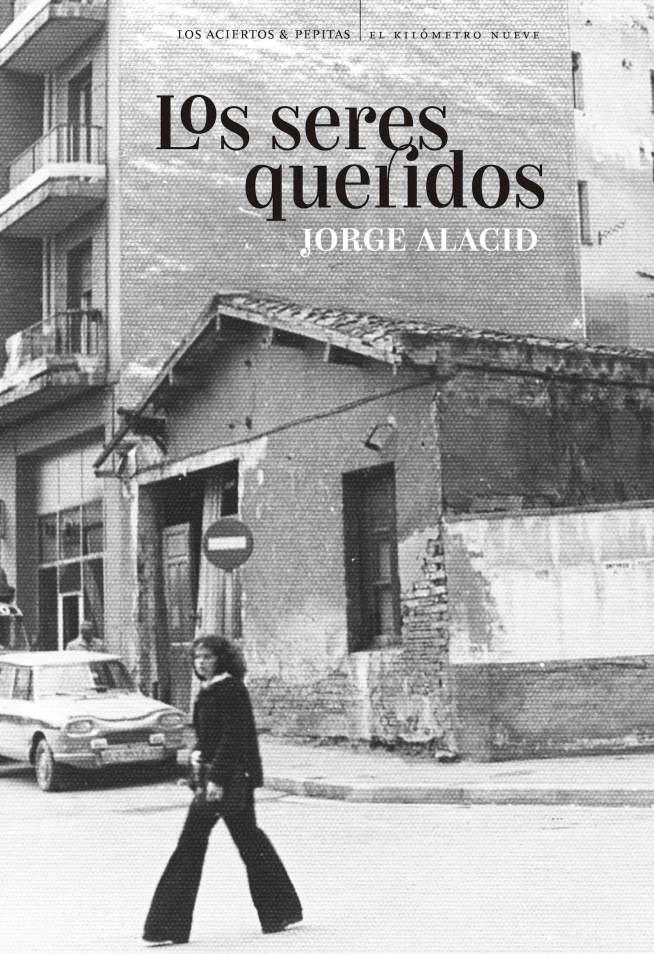 Portada de la novela de Jorge Alacid: retrato de una España gris, tenebrosa, injusta y excéntrica a menudo.