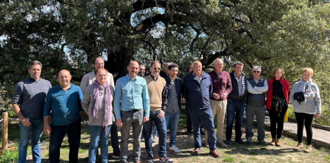 Bayona, alcaldes de Barcabo, autoridades y vecinos ante la carrasca de Lecina.