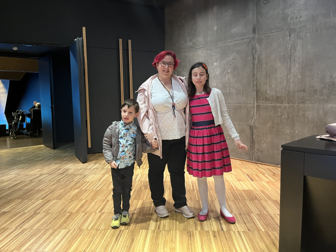 Gema Moya, junto a sus hijos, este miércoles en el CaixaForum.