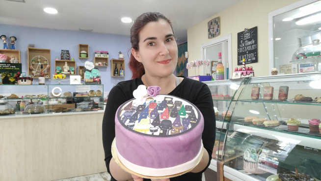 Sandra Ibáñez con la tarta de las cofradías.