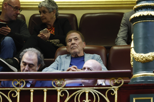 El escritor Fernando Sánchez Dragó sigue desde la tribuna de invitados el debate de la moción de censura de Vox contra el presidente del Gobierno, Pedro Sánchez