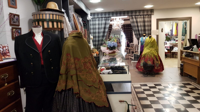 Trajes de indumentaria tradicional aragonesa en la tienda Atavíos.