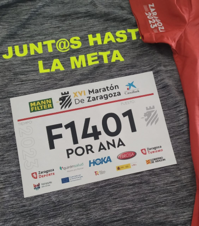 Camiseta y dorsal para el Maratón de Zaragoza como homenaje a Ana, amiga de la corredora Visitación Martínez.