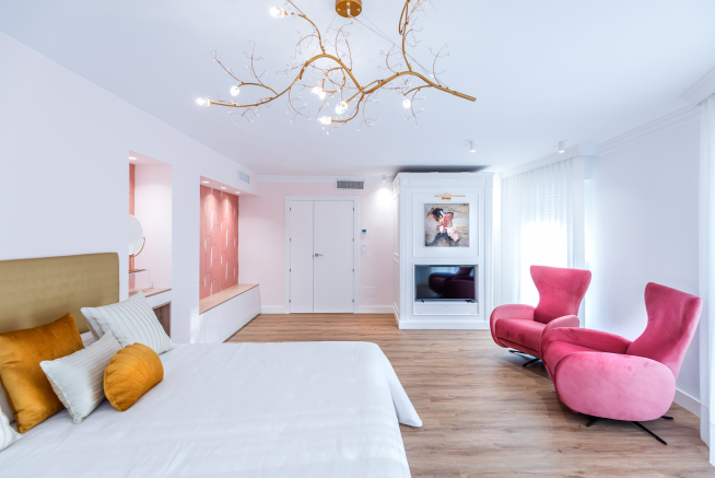 El rosa metalizado, una tendencia de este 2023, en una vivienda rehabilitada en Zaragoza.