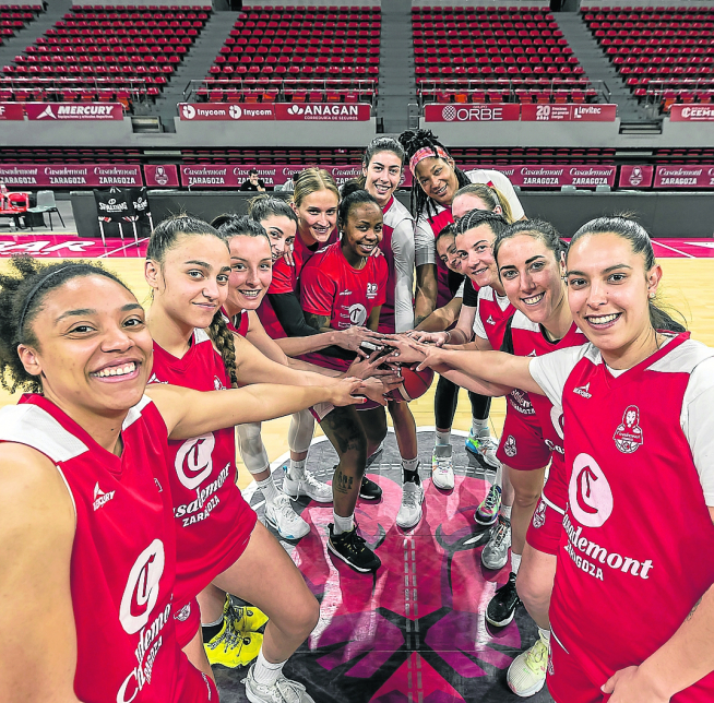Las jugadoras del Casademont unen sus puños en el Príncipe Felipe.