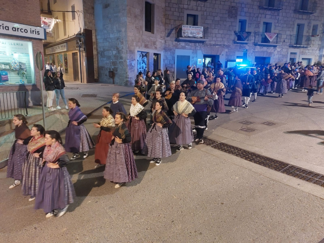 Ronda a los novios la noche del viernes al sábado.