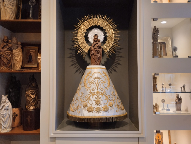 Imagen de la Virgen del Pilar a tamaño real que se encuentra en la tienda Belloso de Zaragoza.