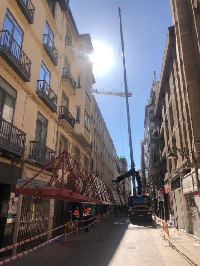 Imagen de la grúa que se está desmontando en la calle de 5 de marzo de Zaragoza.
