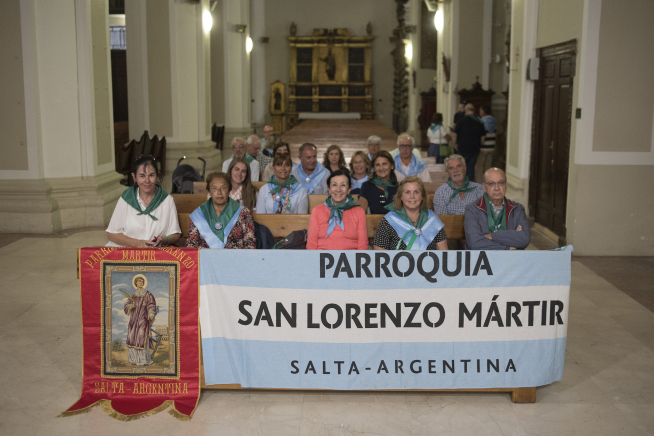 La expedición argentina de Salta y miembros de la asociación 'Huesca, cuna de San Lorenzo', en la basílica en honor del santo oscense.
