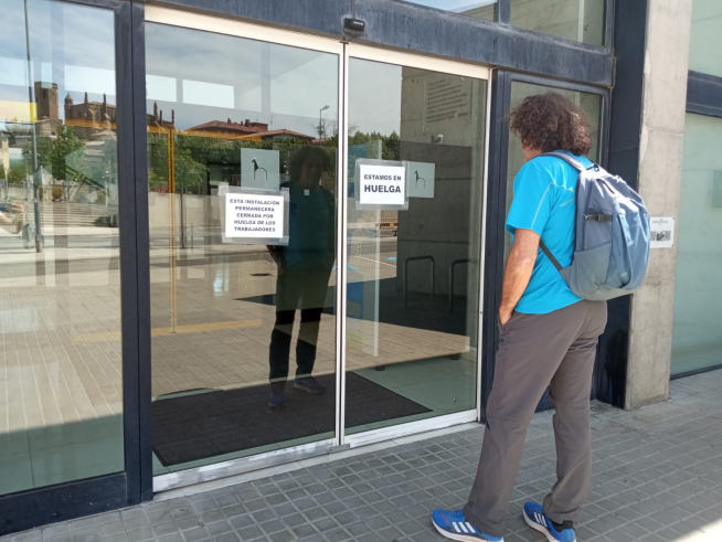 La piscina Almériz de Huesca ha estado cerrada este jueves por la huelga de trabajadores del Ayuntamiento.