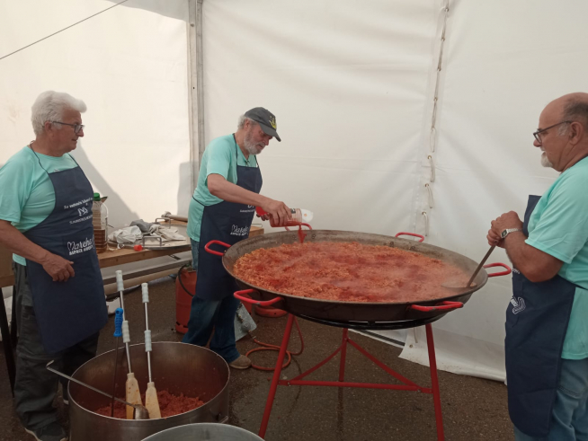 Preparación del cocido de garbanzos de Lierta para los participantes en la 11ª Marcha Aspace Huesca.