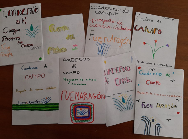 El alumnado del colegio Monte Oroel de Jaca anota cada detalle en sus cuadernos de campo.