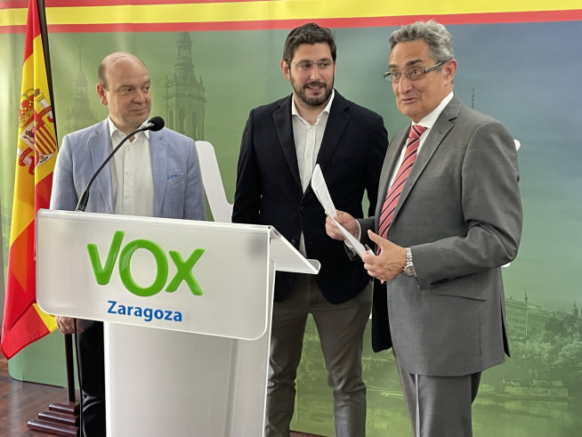 Los candidatos de VOX Alejandro Nolasco y Santiago Morón, a las Cortes de Aragón; y Julio Calvo, al Ayuntamiento de Zaragoza.