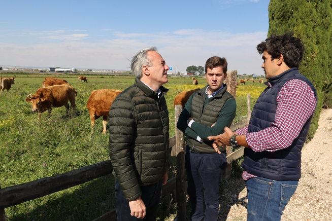 El candidato del PP al Gobierno de Aragón, Jorge Azcón, en una visita a la granja Torre de Triviño