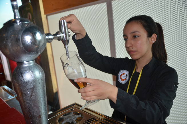 Natalia Frunza, ganadora del concurso de tiraje de cerveza