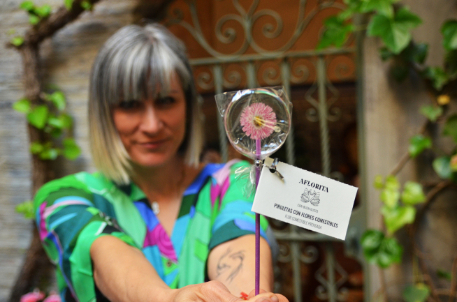Laura Carrera, de Innoflower, con una piruleta de flores cristalizada.