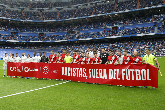 El Real Madrid y el Bernabéu muestran su apoyo al delantero Vinicius en el partido de liga ante el Rayo Vallecano