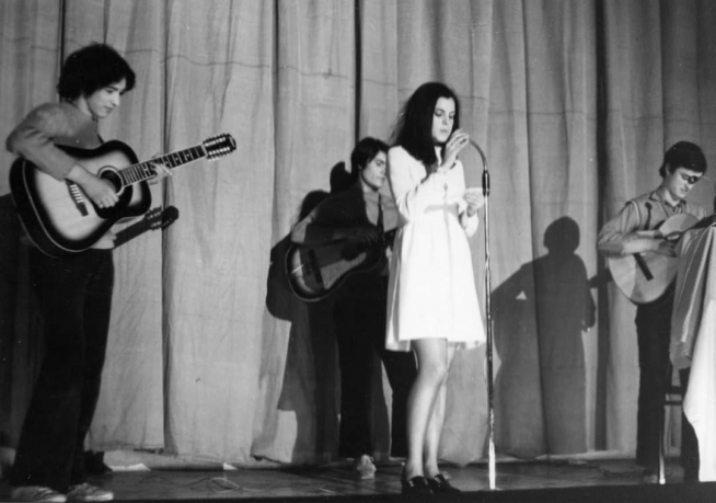 Un concierto de San José Obrero con González Baragaña, a la izquierda; Chema Lapresa, detrás de la joven, y Manolo Menéndez a la derecha. "Solían organizarse estos festivales y a veces venía una presentadora. No recuerdo su nombre", dice González Baragaña.