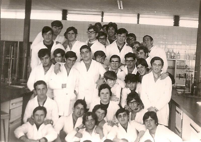 1968. Un grupo de estudiantes en el querido y recordado laboratorio.