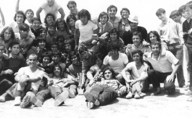 Estudiantes de Preparatorio de 1971. Cambia la indumentaria, el desenfado y los pelos, entre otras cosas.