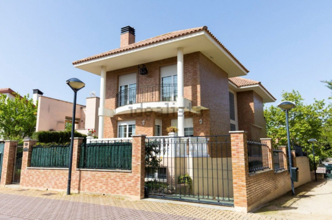 Un chalé a la venta en Montecanal por medio millón de euros.