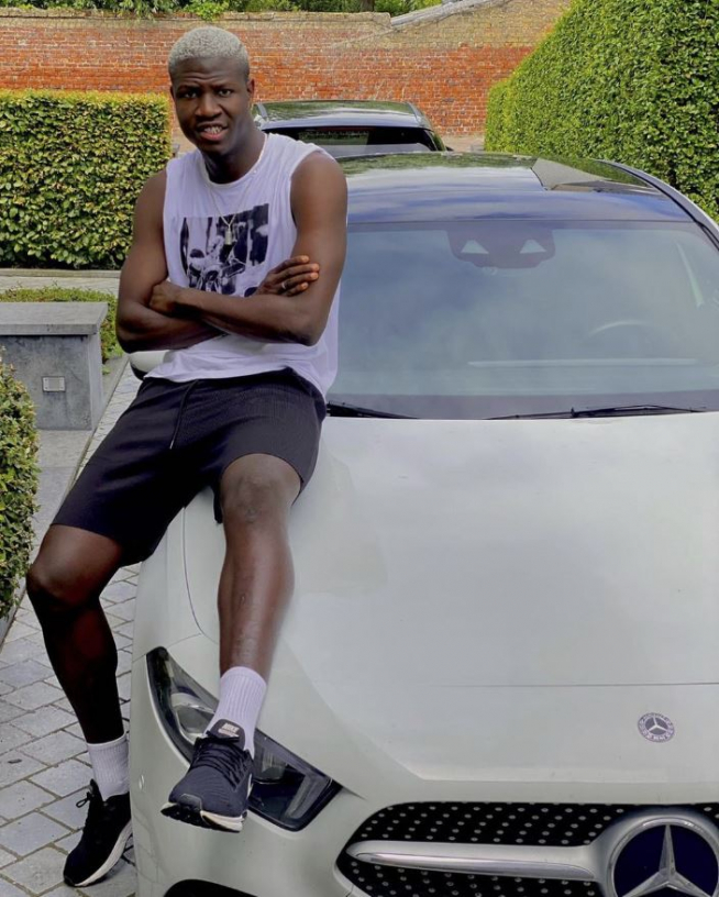 Pape Gueye, con su coche.