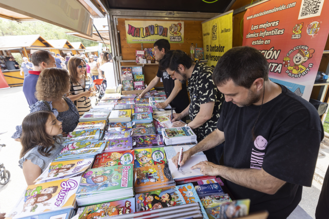 Cultura. Feria del Libro de Zaragoza: parque labordeta.Feria del Libro. Reportaje de fin de fiesta. / 11-06-2023 / foto: GUILLERMO MESTRE[[[FOTOGRAFOS]]]