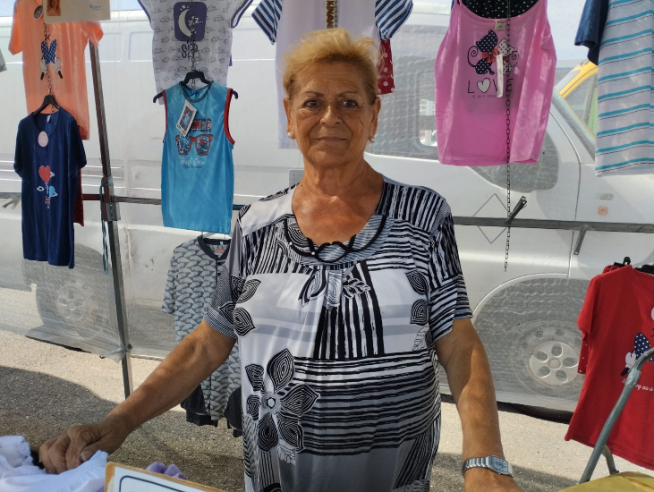 Esther Jiménez, portavoz de la Junta del Mercado de la Expo Sur, en su puesto del mercado ambulante.