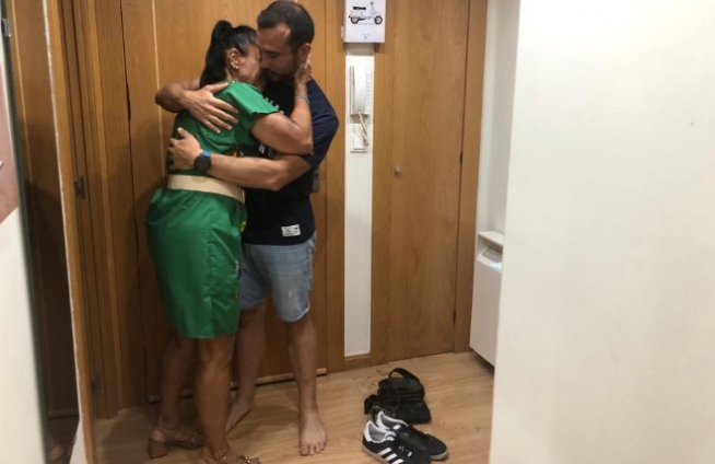 Arturo Tercero se abraza a su madre, Rosa Samaniego, al llegar a casa, con la ropa mojada en el suelo.