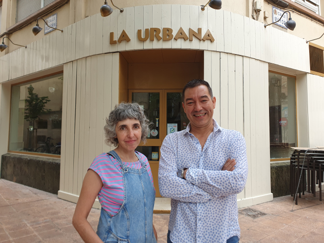 Rosa Albiac y David Sariñena, delante de La Urbana