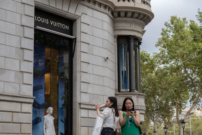 Roban en la tienda de Louis Vuitton de paseo de Gràcia de Barcelona  estampando un coche