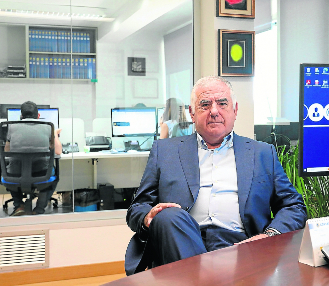 Javier Grasa, director general de la empresa aragonesa Coviar, en su despacho.