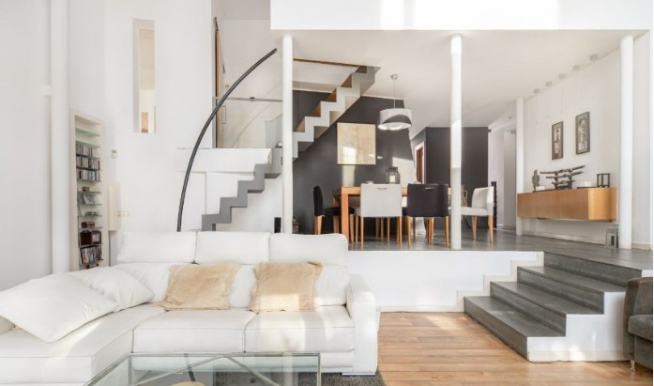 La vivienda más cara a la venta en la avenida de la Ilustración por más de un millón de euros.