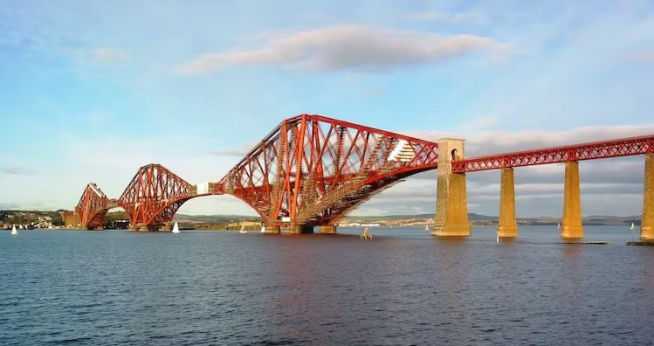 Puente de Forth, un puente ferroviario de varias arcadas que atraviesa el fiordo de Forth, en el este de Escocia (Reino Unido), a 14 km del centro de Edimburgo.