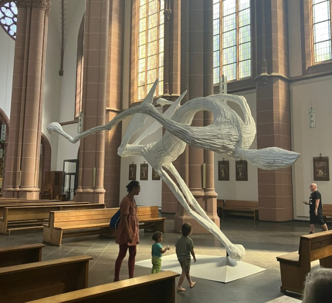 Varios visitantes admiran una de las liebres en la iglesia de Colonia.