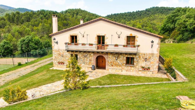 Una de las casas de la finca a la venta en Bailo, la más cara a la venta de todo Aragón.