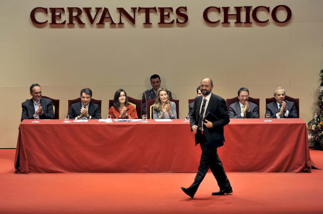 Fernando Lalana recoge el Premio Cervantes Chico ante la reina Letizia.