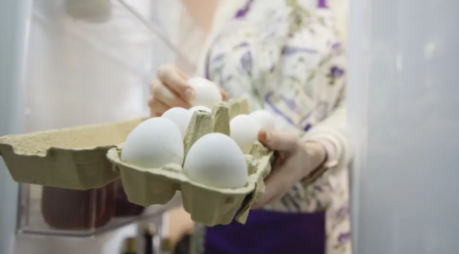 Hay que prestar atención a la conservación de los huevos en la nevera.