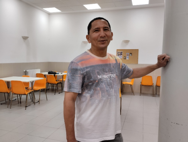 Germán Galindo es uno de los residentes voluntarios del servicio de comedor en el Refugio.