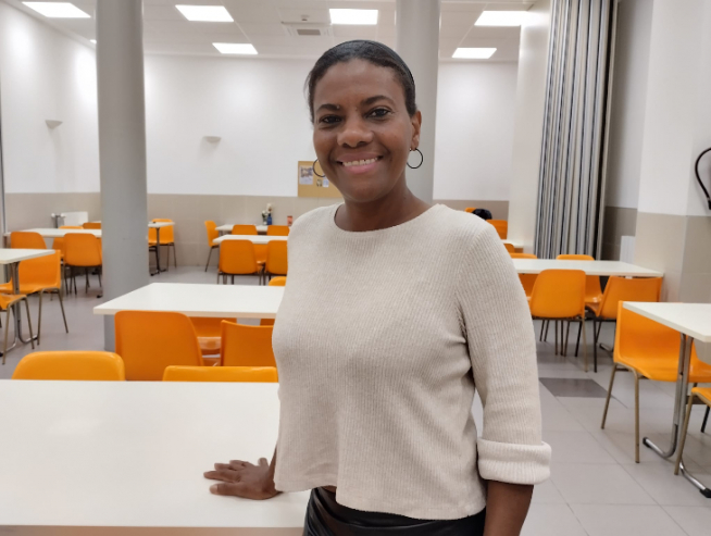 Janeth Viveros reside en el Refugio y es una de las voluntarias del servicio de comedor.