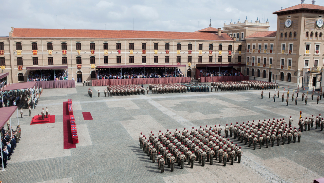 Formación en el patio de la Academia General Militar de Zaragoza durante el acto de nombramiento de los nuevos alféreces